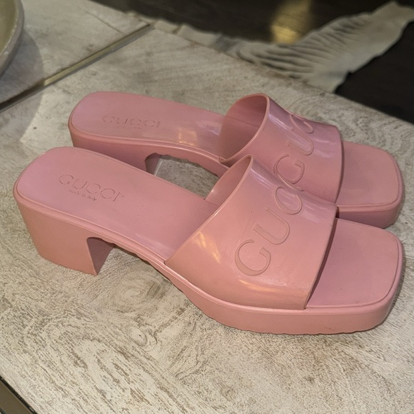 Gucci Women’s Rubber Sandal Wolf Rose - Platform Block Heel Mule - Gucci Slide. - Picture 4 of 8
